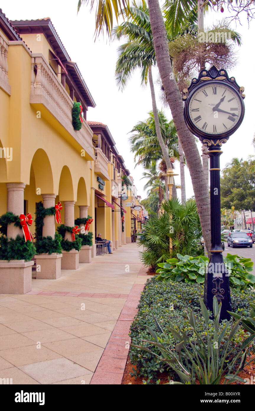 Die Uhr und die Geschäfte an der Fifth Street in Naples Florida USA Stockfoto