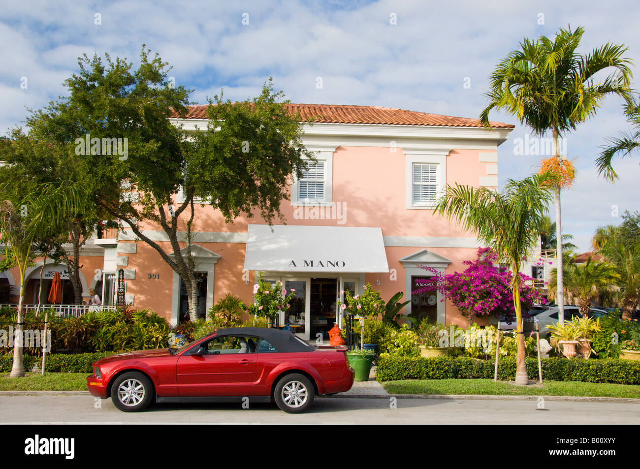 Ein rotes Mustang Cabrio geparkt vor einem Geschäft Amano in Naples Florida USA Stockfoto