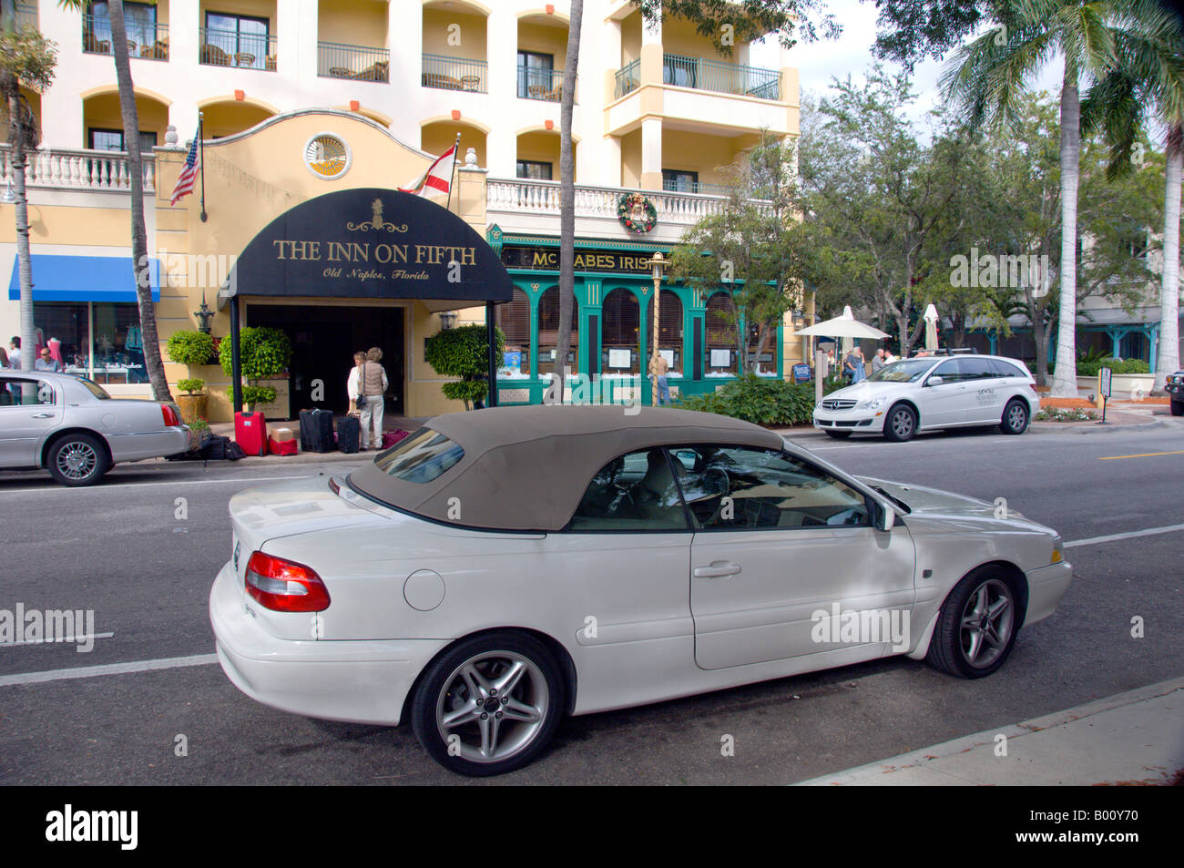 Fifth Street und The Inn Naples in Naples Florida USA Stockfoto