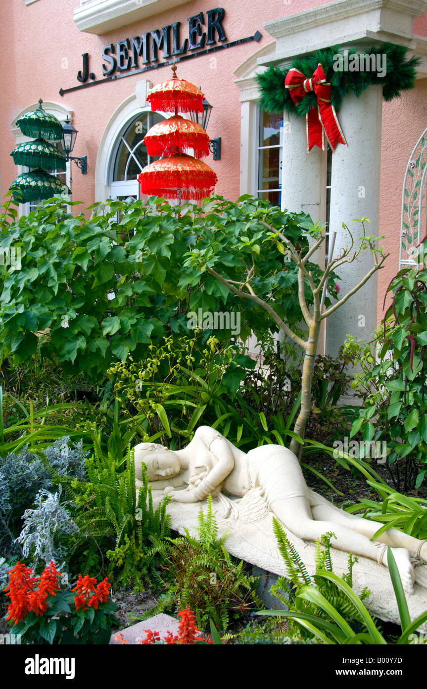 Eine orientalische Mumie Skulptur liegend im Garten vor der Semmler Gallery in Naples Florida USA Stockfoto