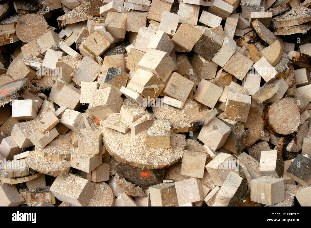 Rest-Holz aus dem Wald im Sägewerk arbeiten Stockfoto