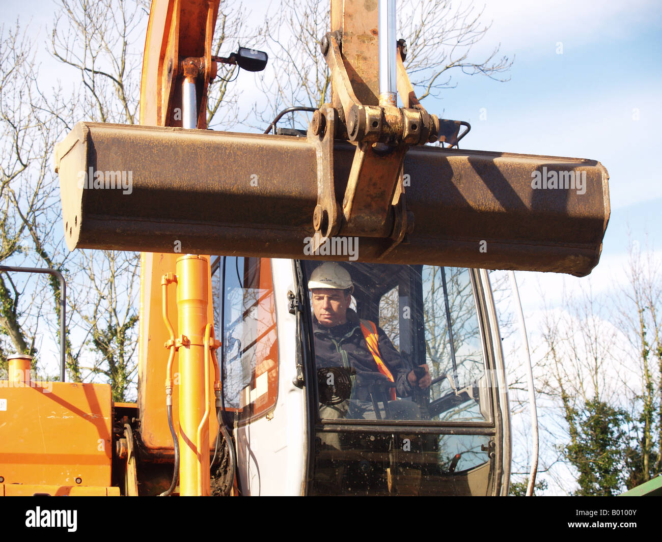 Orange-blauen Himmel Kran Kugel angehoben heben Wolke Stockfoto