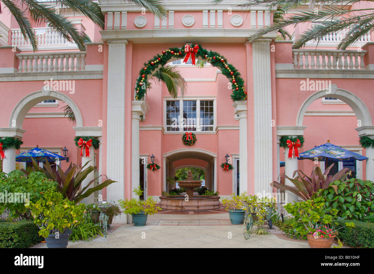 Geschäfte der Fifth Street in Naples Florida USA für Weihnachten dekoriert. Stockfoto