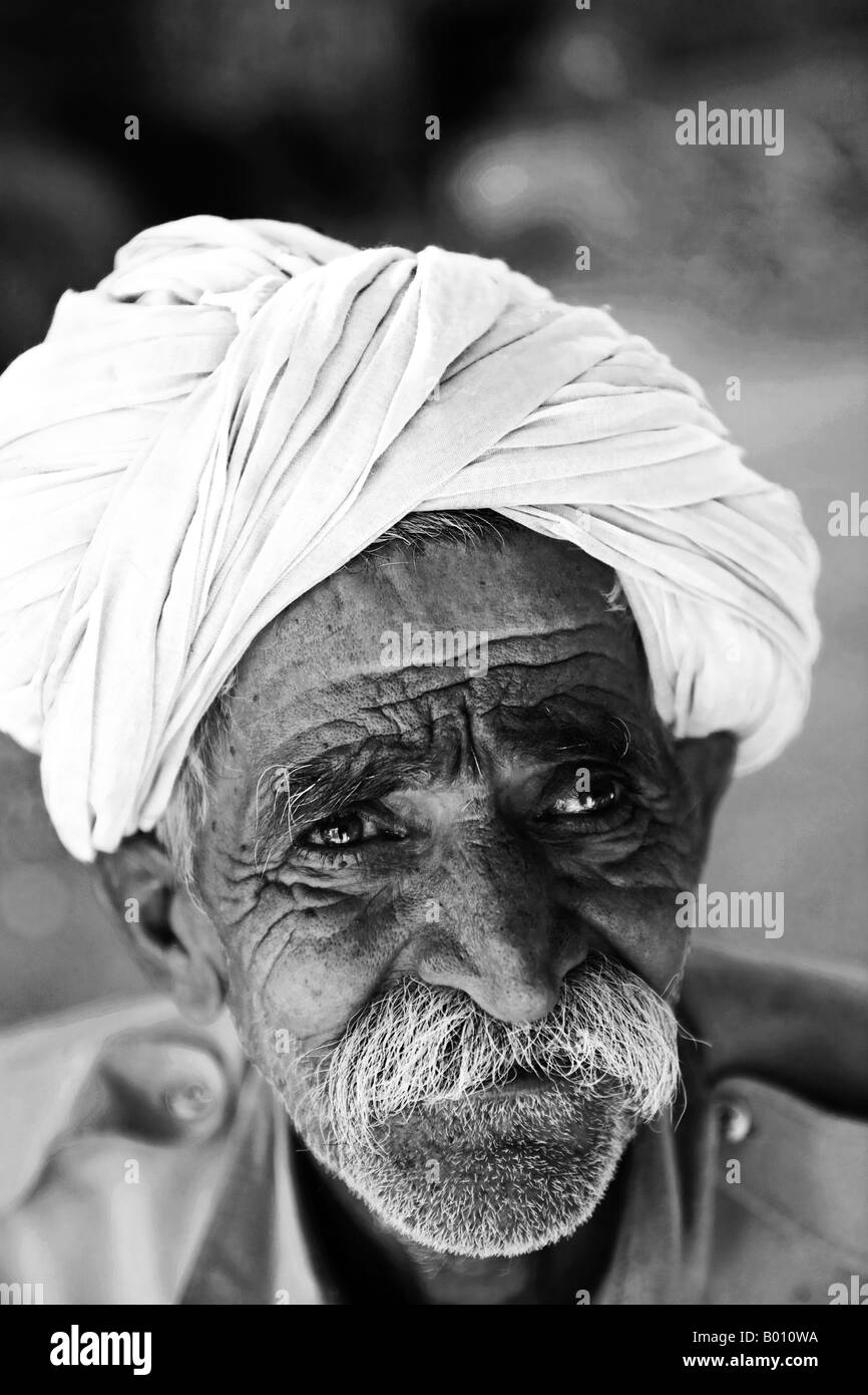 Indien, Rajasthan, Jaisalmer. In Jaisalmer Fort hat ein Stall-Inhaber auf dem Markt ein Gesicht, das seinem Leben Kampf widerspiegelt. Stockfoto