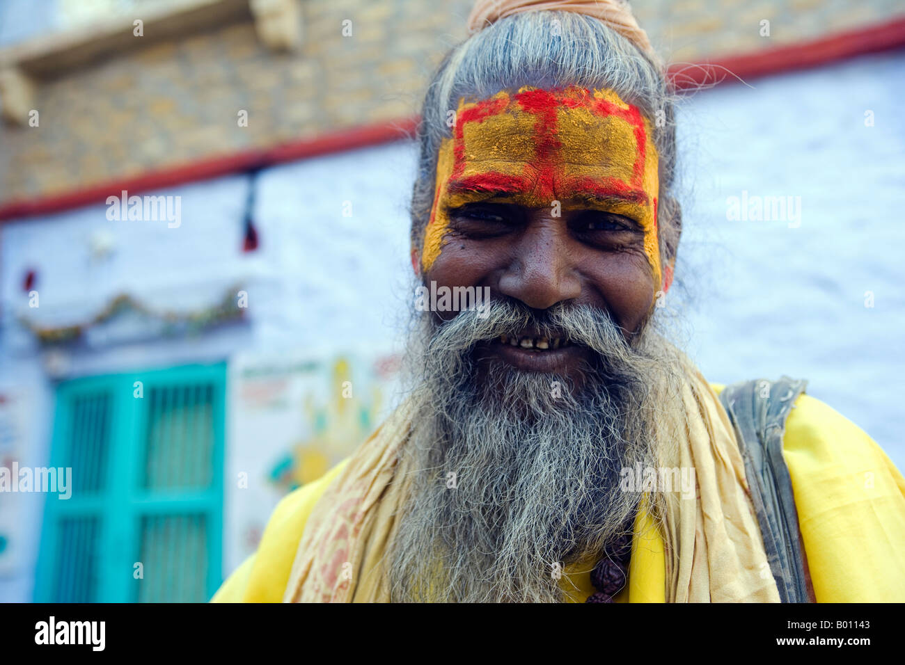 Indien, Rajasthan, Jaisalmer.  Eine wandernde Sardhu sammelt Almosen in der Altstadt von Jaisalmer Fort. Stockfoto