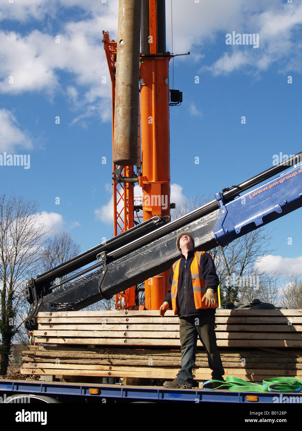Orange hydraulischen Kran heben Getriebe Arm Arbeiter Stockfoto