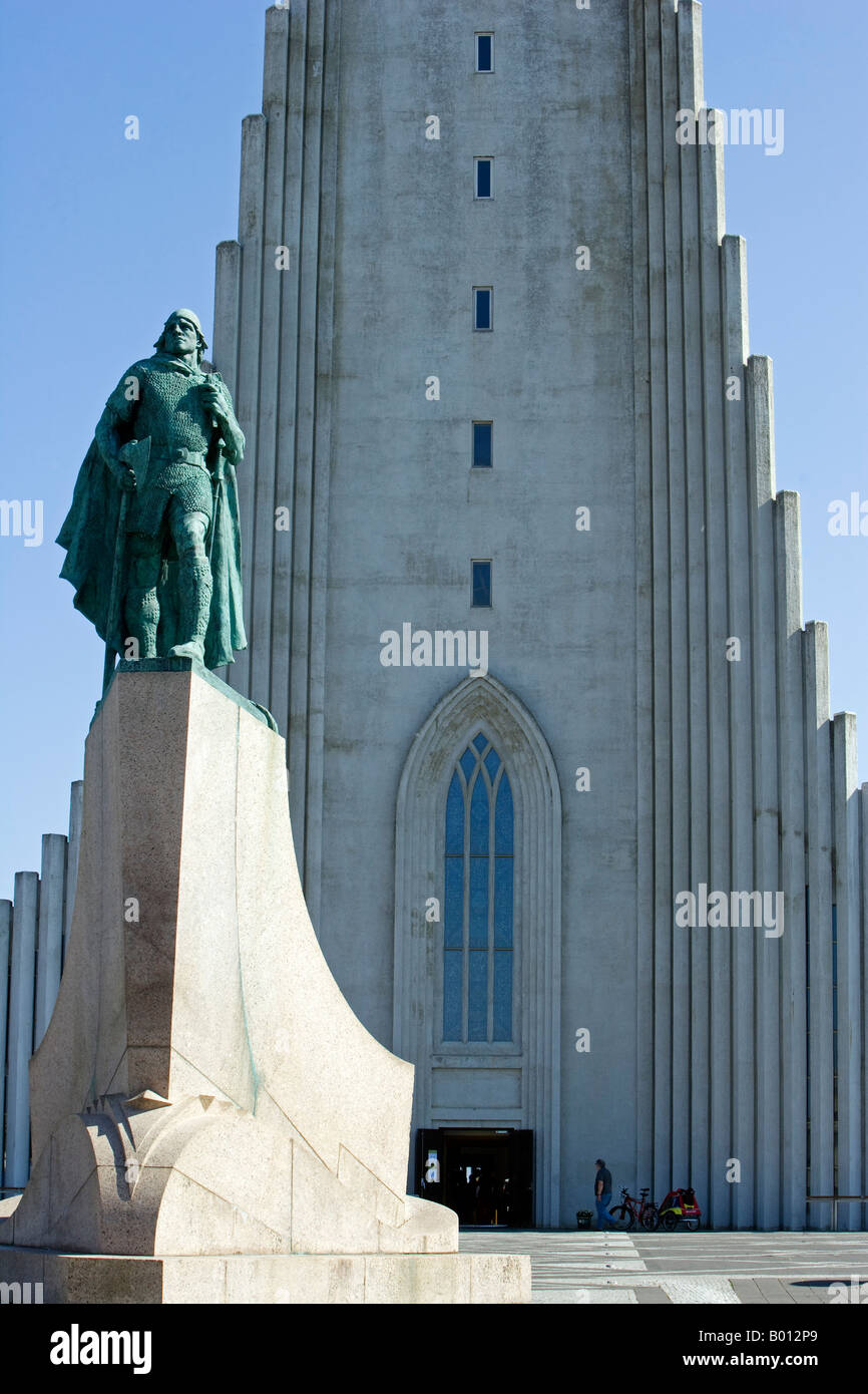 Island, Reykjavik. Hallgrimskirkja - der national Cathedral - erbaut in den 1940er Jahren einen Berg von basaltische Lava ähneln. Stockfoto