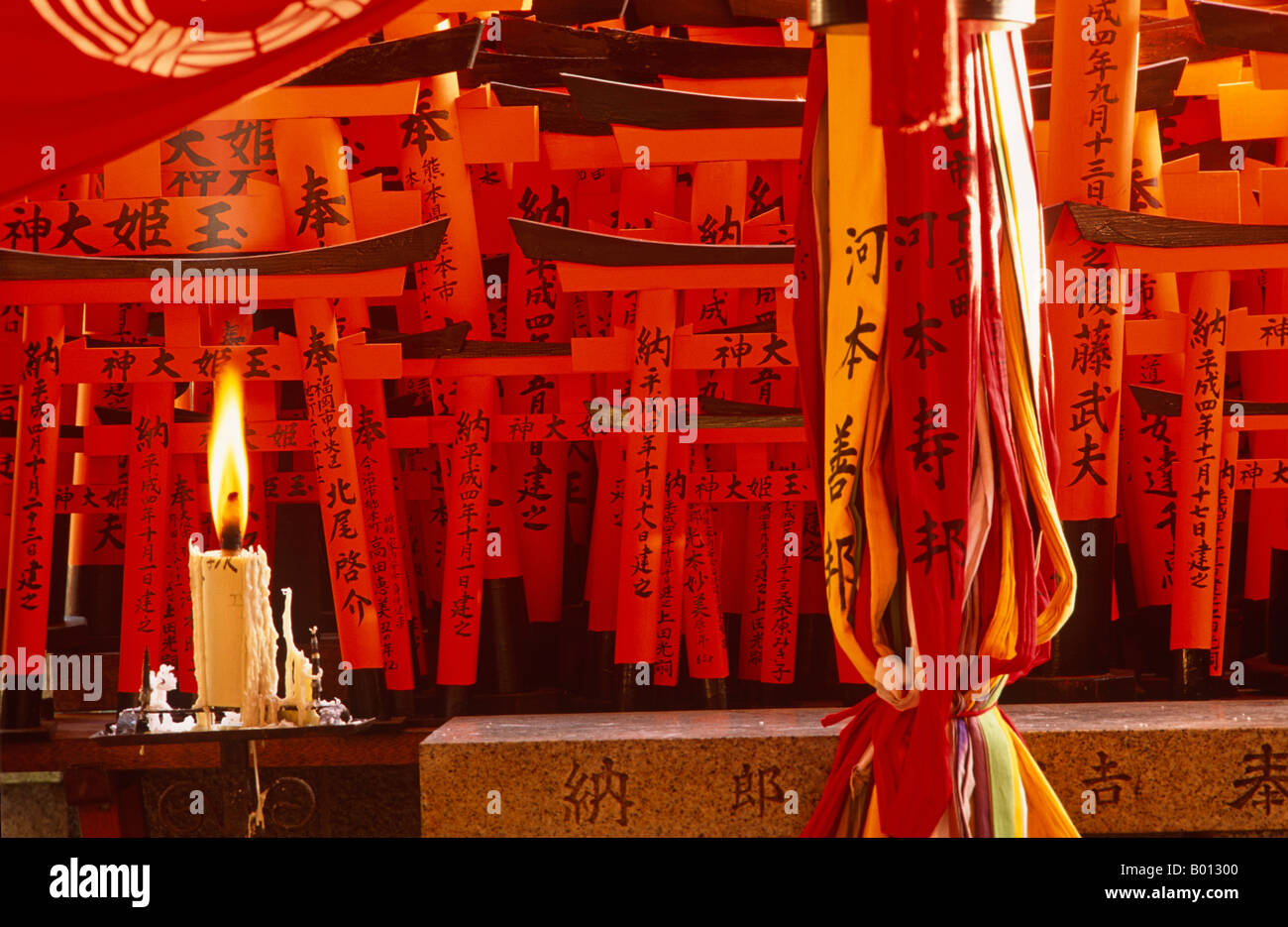 Japan, Insel Honshu, Kyoto. Fushimi Inari-Taisha ist ein Schrein, Inari, Shinto Reis Gott gewidmet. Stockfoto