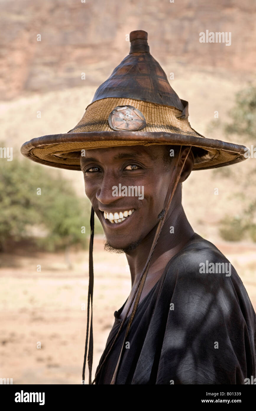 Mali, Mopti. Ein Fulani Mann einen traditionellen Hut. Die Fulbe sind vorwiegend pastoralen Menschen. Stockfoto