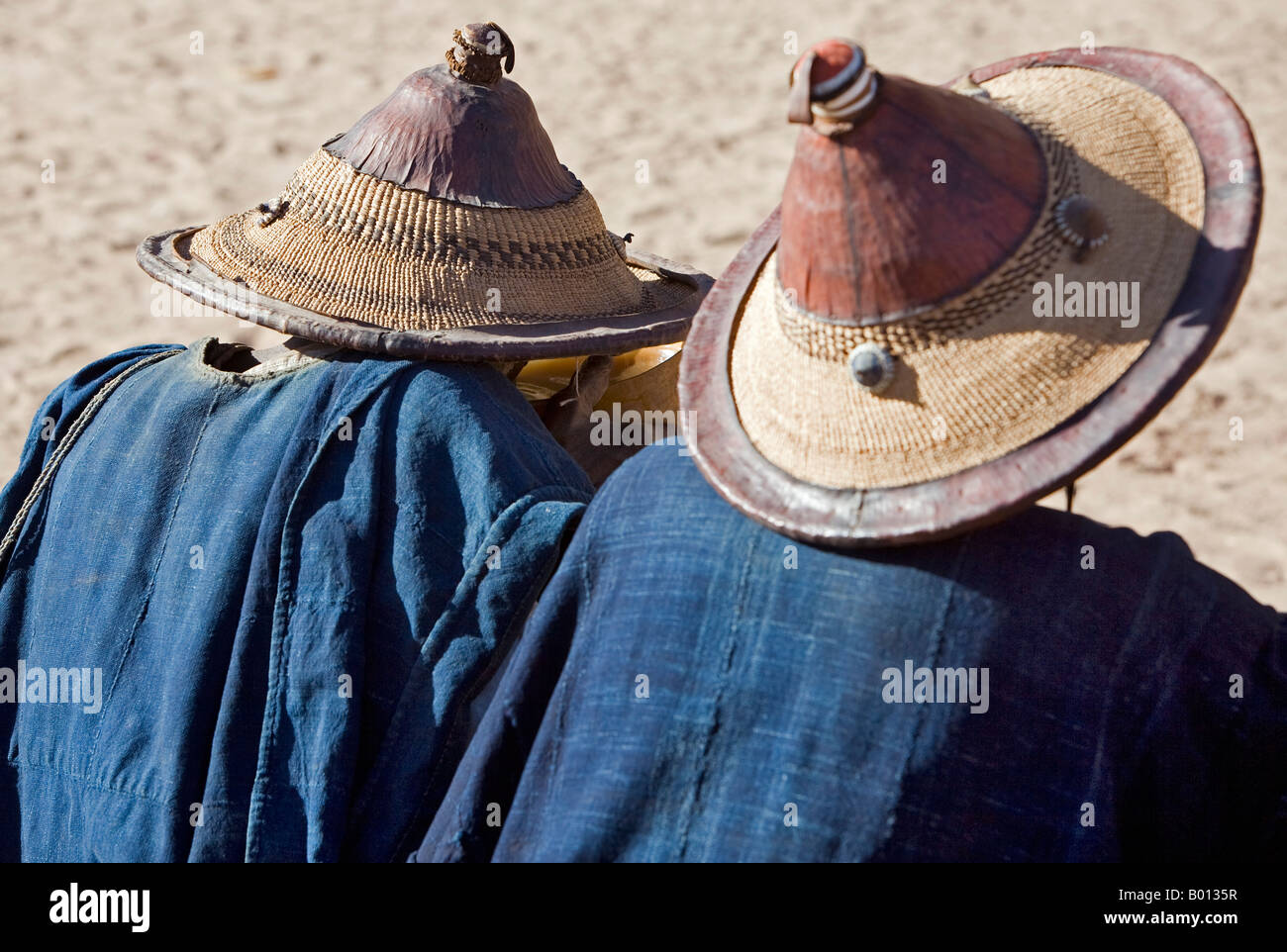 Mali, Dogonland, Tereli. Zwei Dorfältesten von Tereli in indigo Tracht genießen Sie einen Drink Hirse Bier. Stockfoto