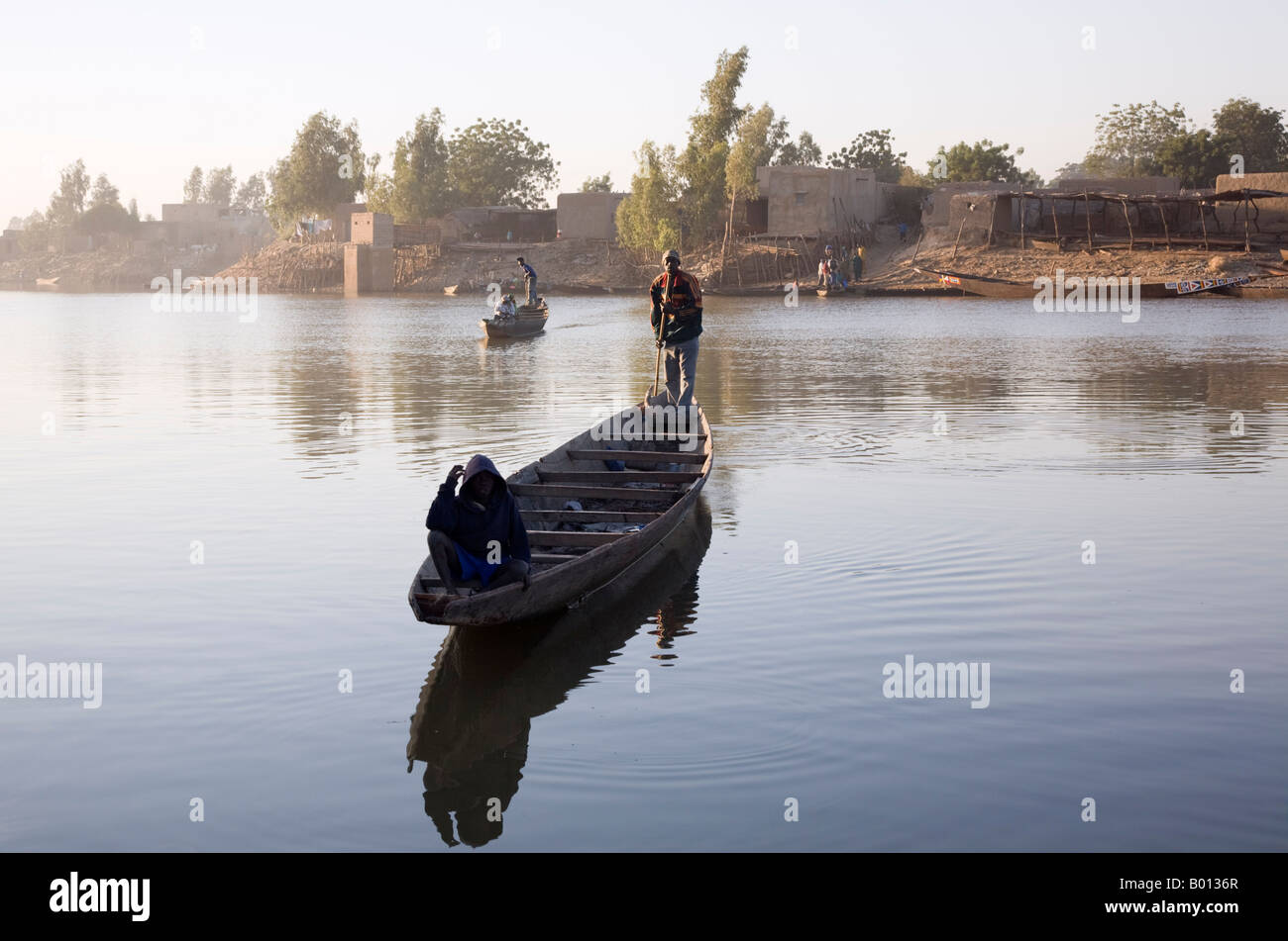 Mali, Mopti. Ein Einbaum fungiert als eine Fähre zum Transport von Personen in einem Nebenfluss des Niger, Mopti. Stockfoto