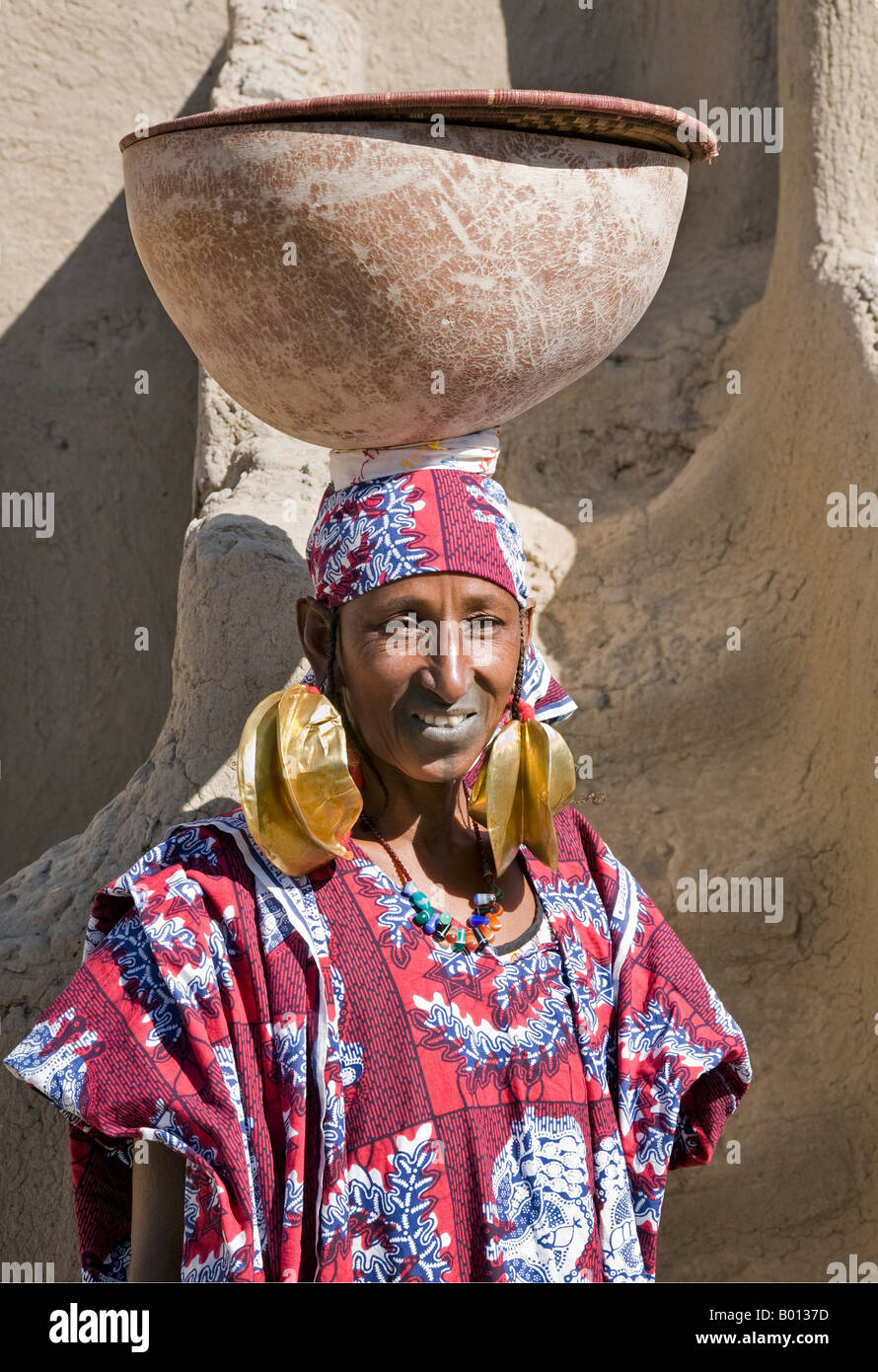 Mali, Mopti. Ein Fulani Trägerin große 14-Karat gold Ohrringe. Kwottenai Kanye Ohrringe sind entweder ein Geschenk von ihrem Ehemann. Stockfoto