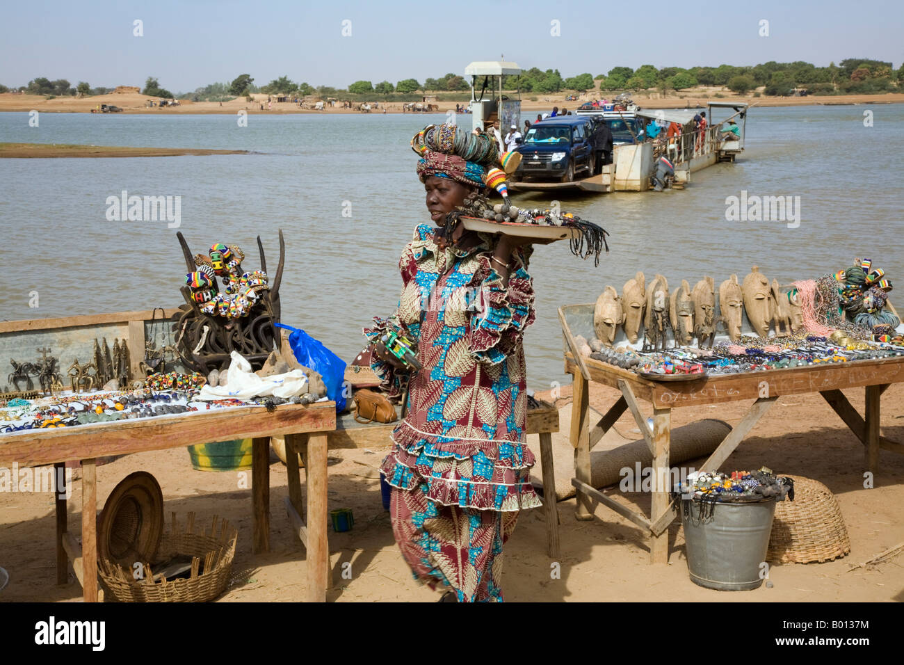 Mali, Timbuktu. Die Fähre über den Fluss Niger, die Korioume und Timbuktu im Süden des Landes verbindet. Stockfoto