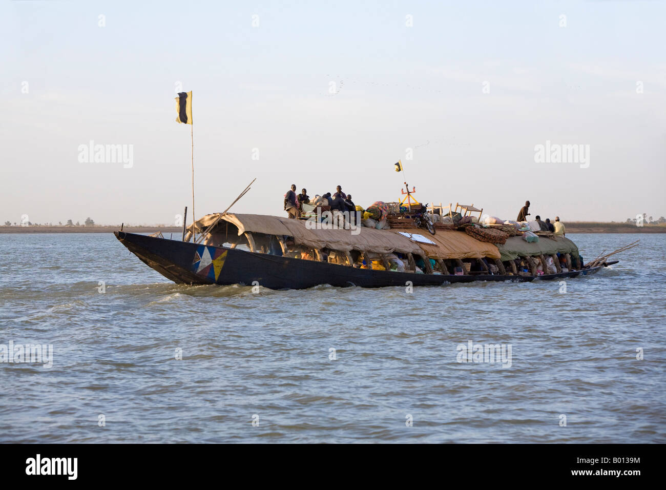 Mali, Niger-Binnendelta. Ein gut beladenen Flussschiff auf dem Niger zwischen Mopti und Timbuktu. Stockfoto