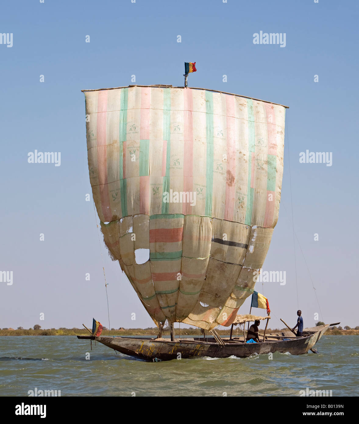 Mali, Niger-Binnendelta. Ein Einbaum unter Segel auf dem Niger zwischen Mopti und Timbuktu. Stockfoto