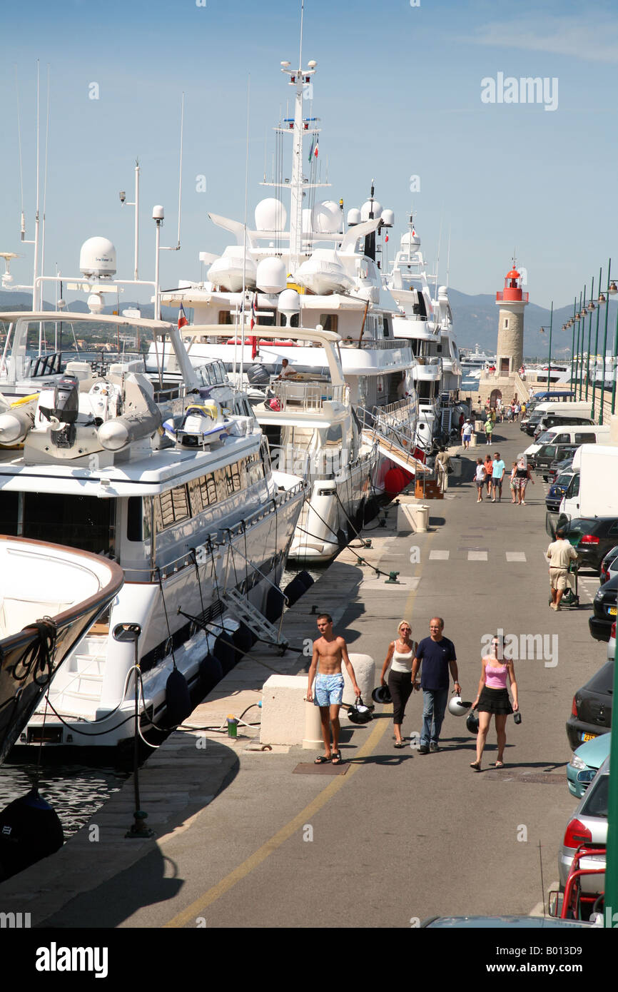 Superyachten; Touristen und ausschiffende Segler, die Quayside, St. Tropez Marina, Provence, Frankreich Stockfoto