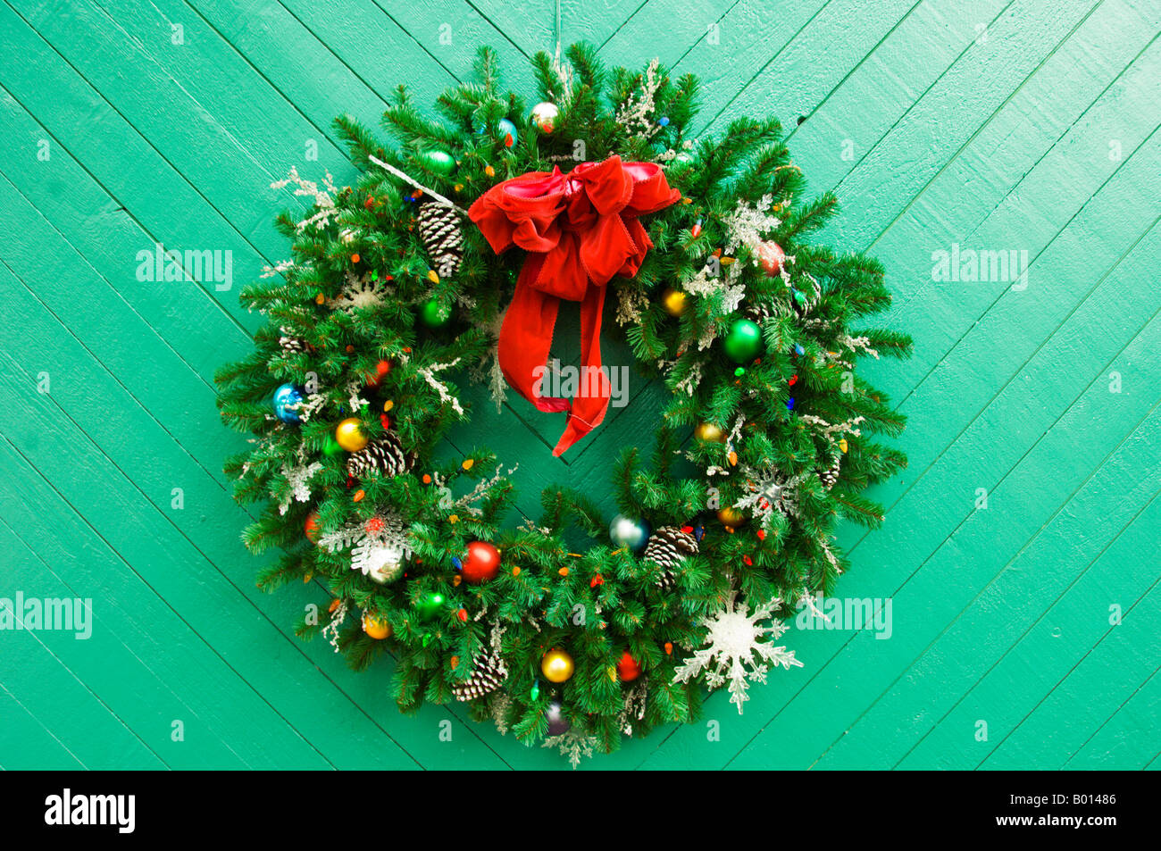 Ein Adventskranz auf eine grüne Wand in Downtown Disney in Orlando Florida  USA Stockfotografie - Alamy