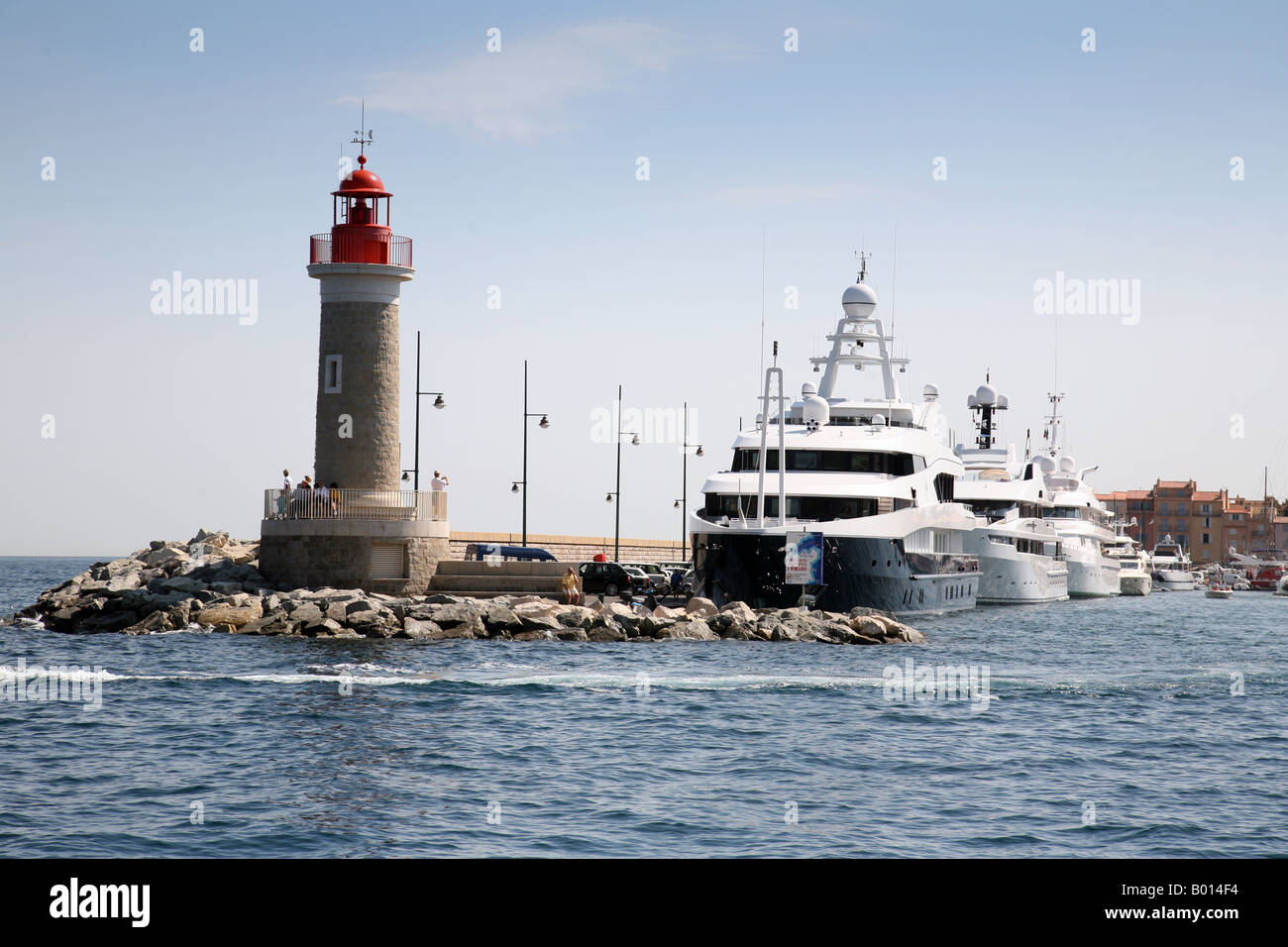 Der Leuchtturm und die teuren Yachten am Eingang zum Hafen von St. Tropez, Provence, Frankreich Stockfoto