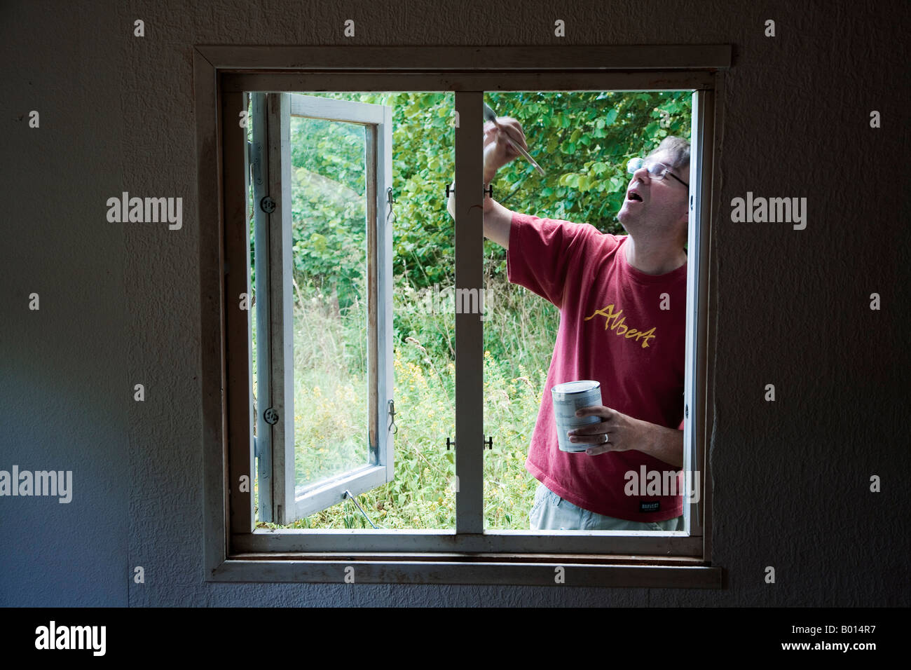 Maler malen ein Fenster Stockfoto