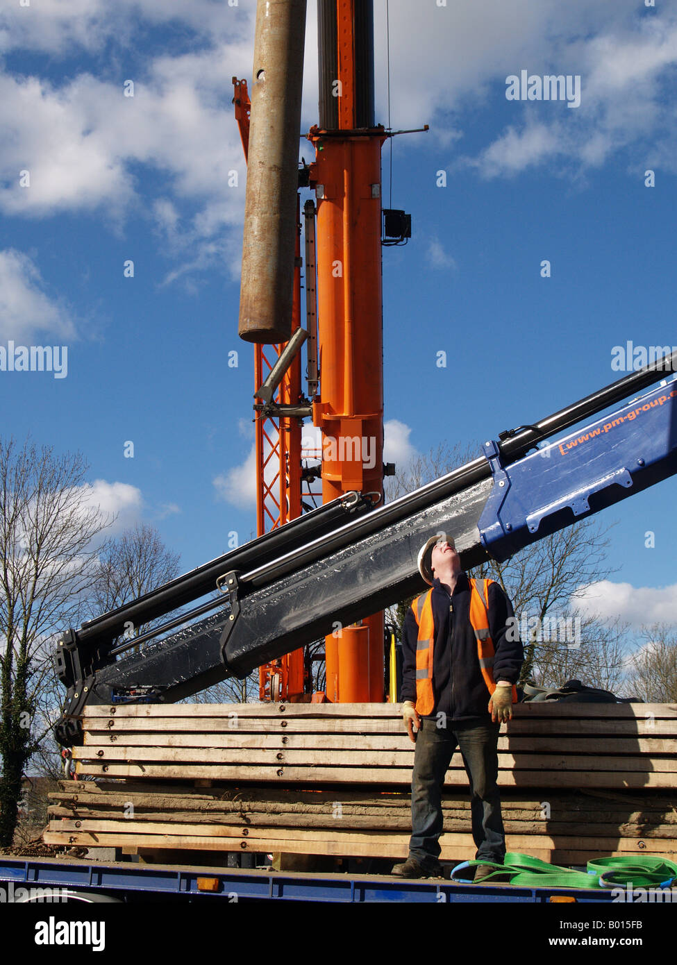 Orange hydraulischen Kran heben Getriebe Arm Arbeiter Stockfoto