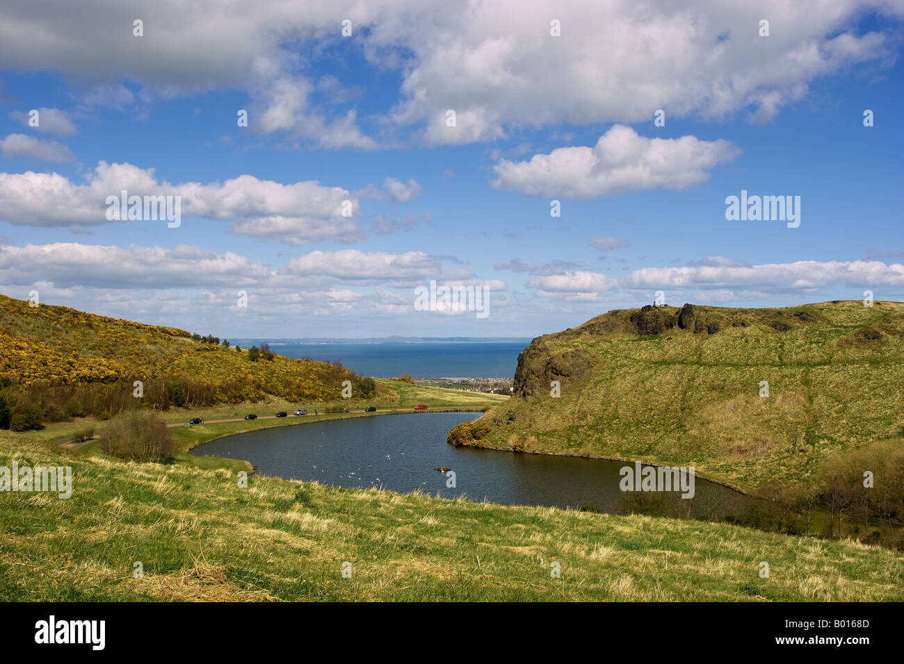 Holyrood Park, Edinburgh, Schottland. Blick von Arthurs Seat Blick auf die Bucht. Stockfoto