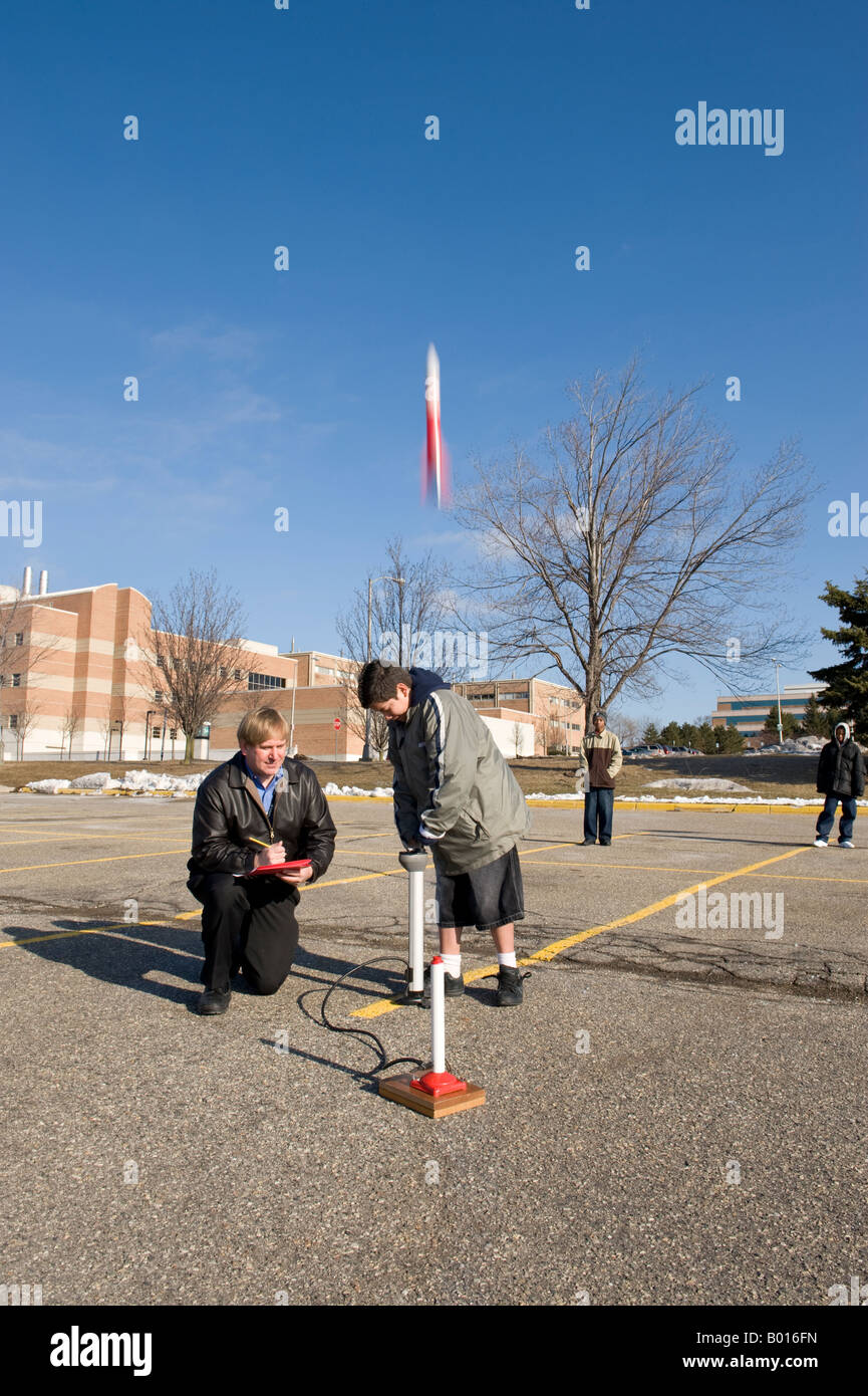 Student der Physik eine Luft-Rakete starten Stockfoto
