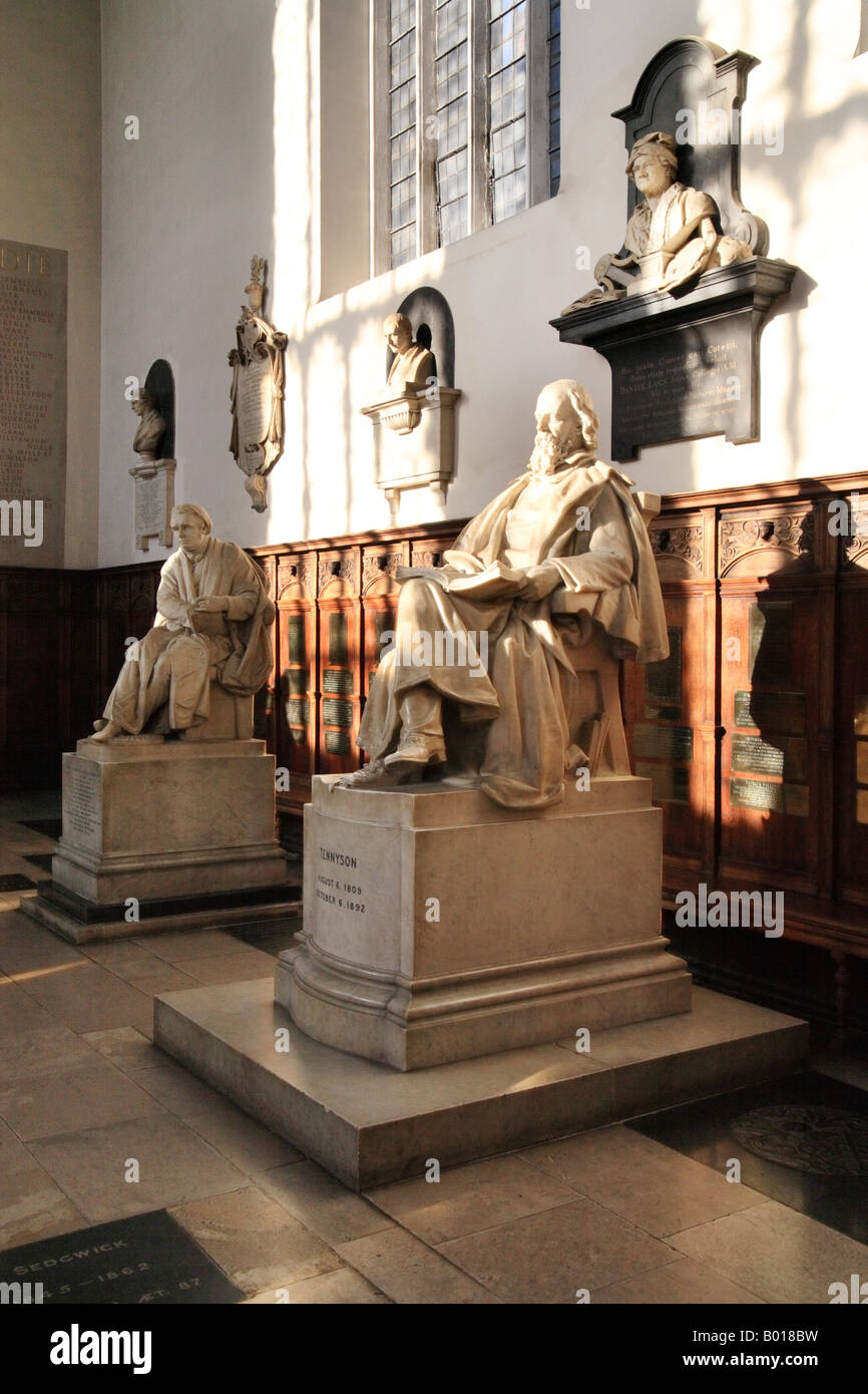 Statuen in "Trinity College Chapel" Cambridge mit Isac Newton. Stockfoto