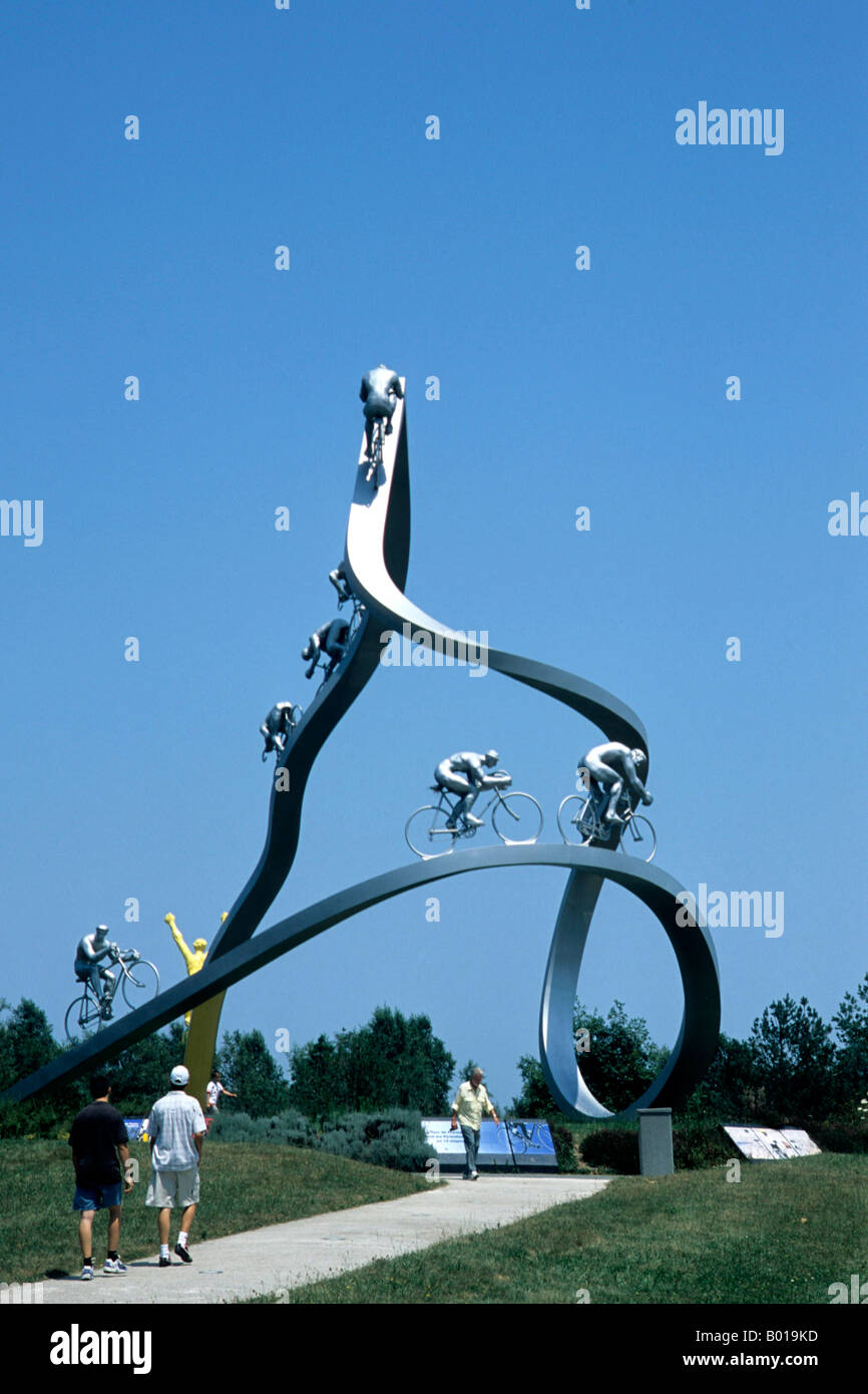 Moderner Skulptur namens Le Tour auf Autoroute A64 an einer Haltestelle Les Pyrenées genannt. Bezieht sich auf die Tour de France Stockfoto