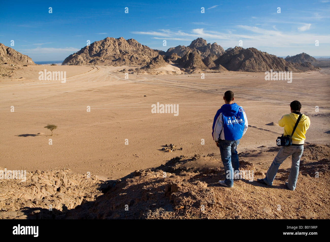 Zwei Touristen blicken auf der Sinai-Wüste in der Nähe von Sharm el Sheikh Ägypten Stockfoto