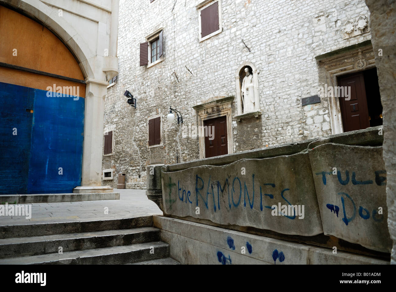 Graffiti ("The Ramones") an der Wand in der Nähe von Kathedrale des Heiligen Jakob (Sveti Jakova), Sibenik, Kroatien. Stockfoto