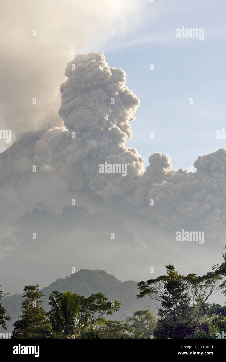 Der aktive Vulkan Gunung Merapi auf Java, Indonesien Stockfoto