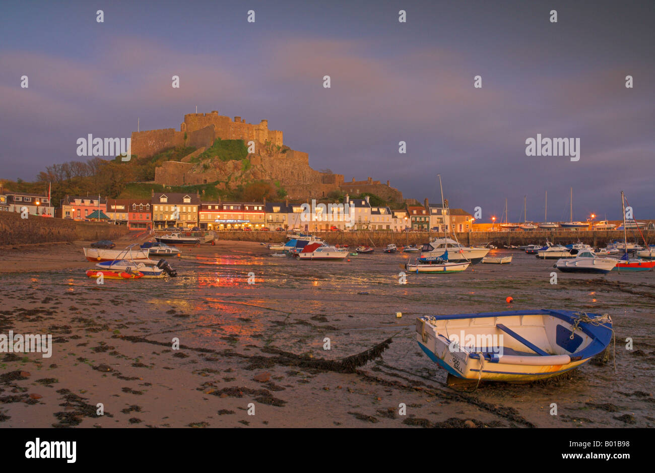 Abendlicht spiegelt sich in den Hafen bei Ebbe Mont Hochmuts Burg Gorey Pfarrei von Grouville Jersey Kanalinseln UK GB EU Stockfoto