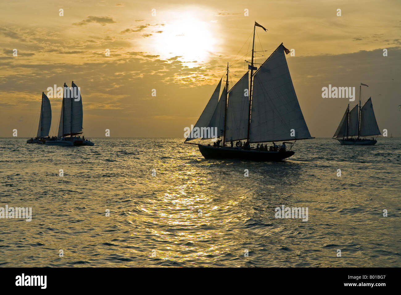 Segelboote jagen Sonnenuntergang direkt am Mallory Square, Key West, Florida Stockfoto