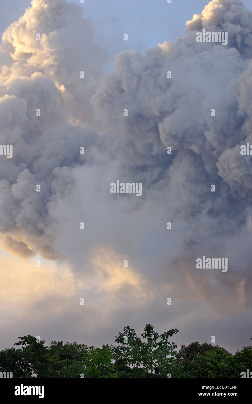 Der aktive Vulkan Gunung Merapi auf Java, Indonesien Stockfoto