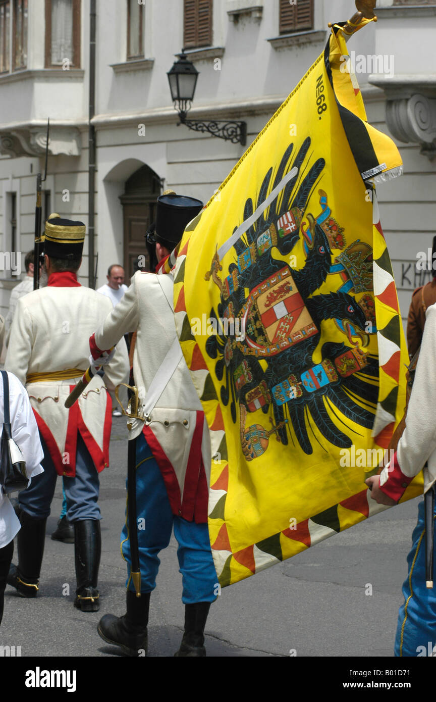 Parade der Soldaten in historischen Uniformen mit Flagge Stockfoto
