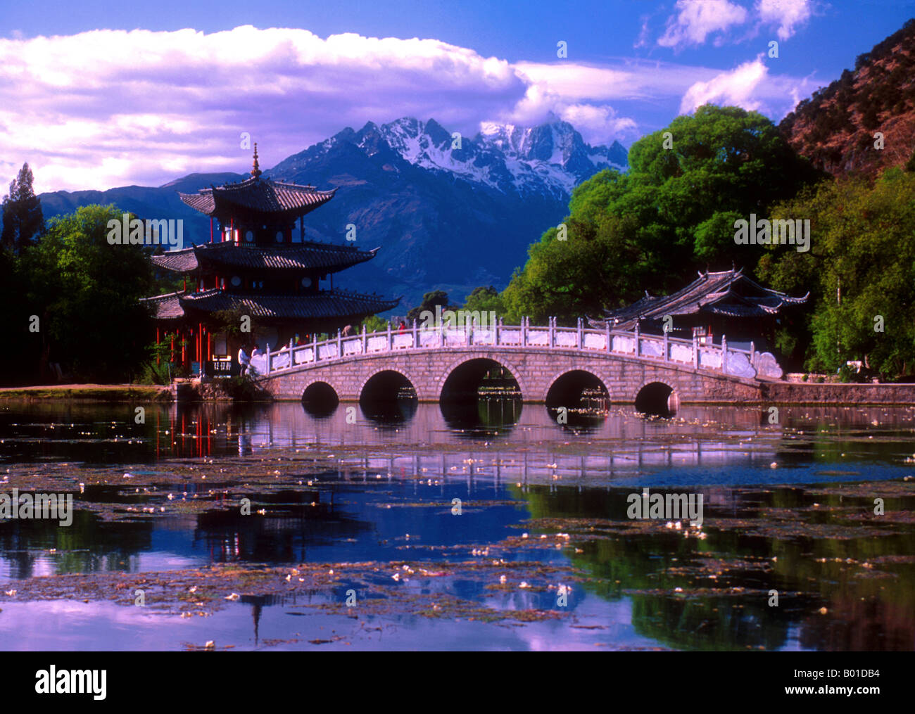 Black Dragon Pool mit Jade Dragon Snow Mountain in Ferne in Lijiang in der Provinz Yunnan Stockfoto