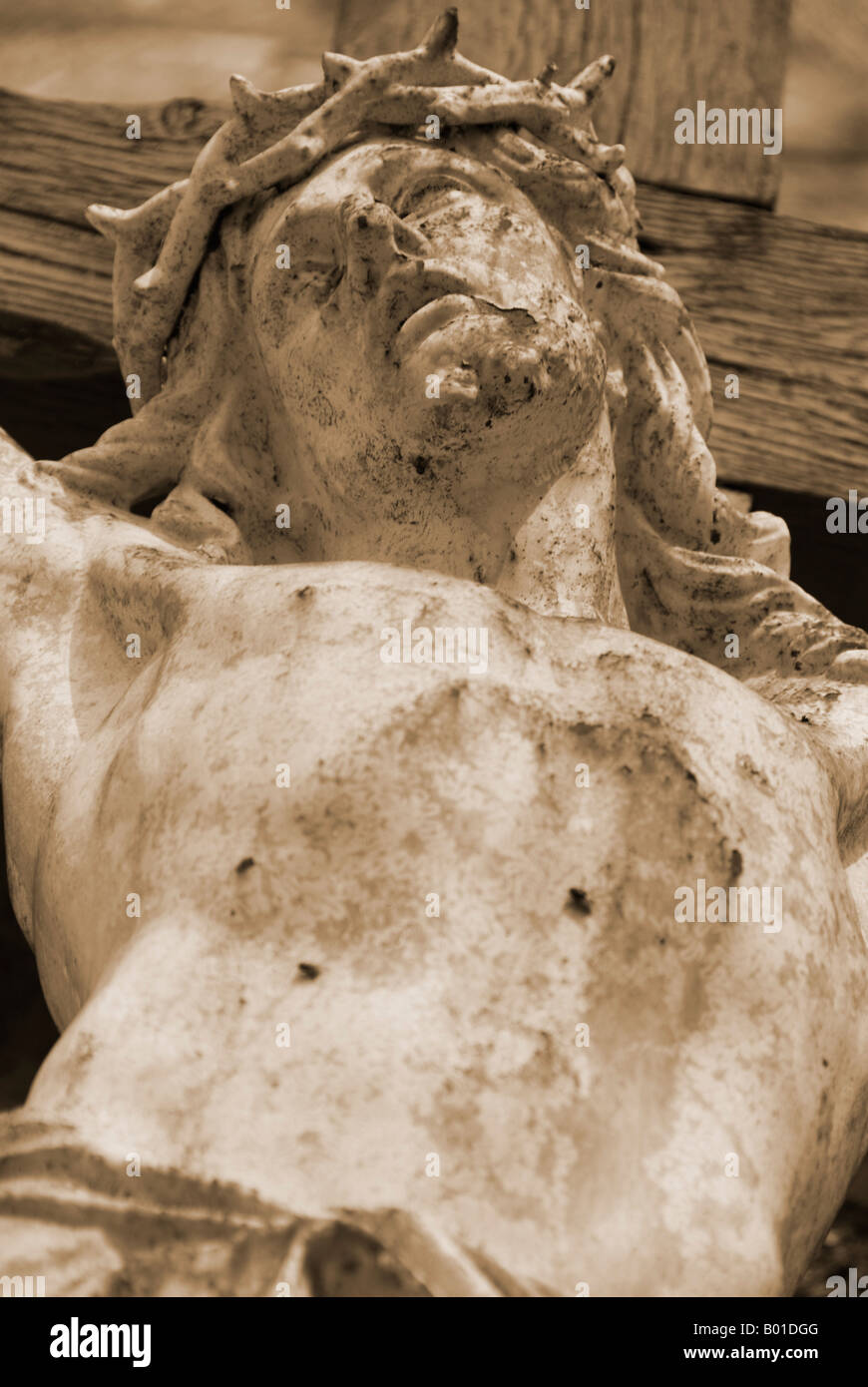 Stock Foto einer Statue außerhalb einer Kirche Jesu Christi auf dem Kreuz war das Foto in der Nähe von Bellac in Frankreich aufgenommen. Stockfoto