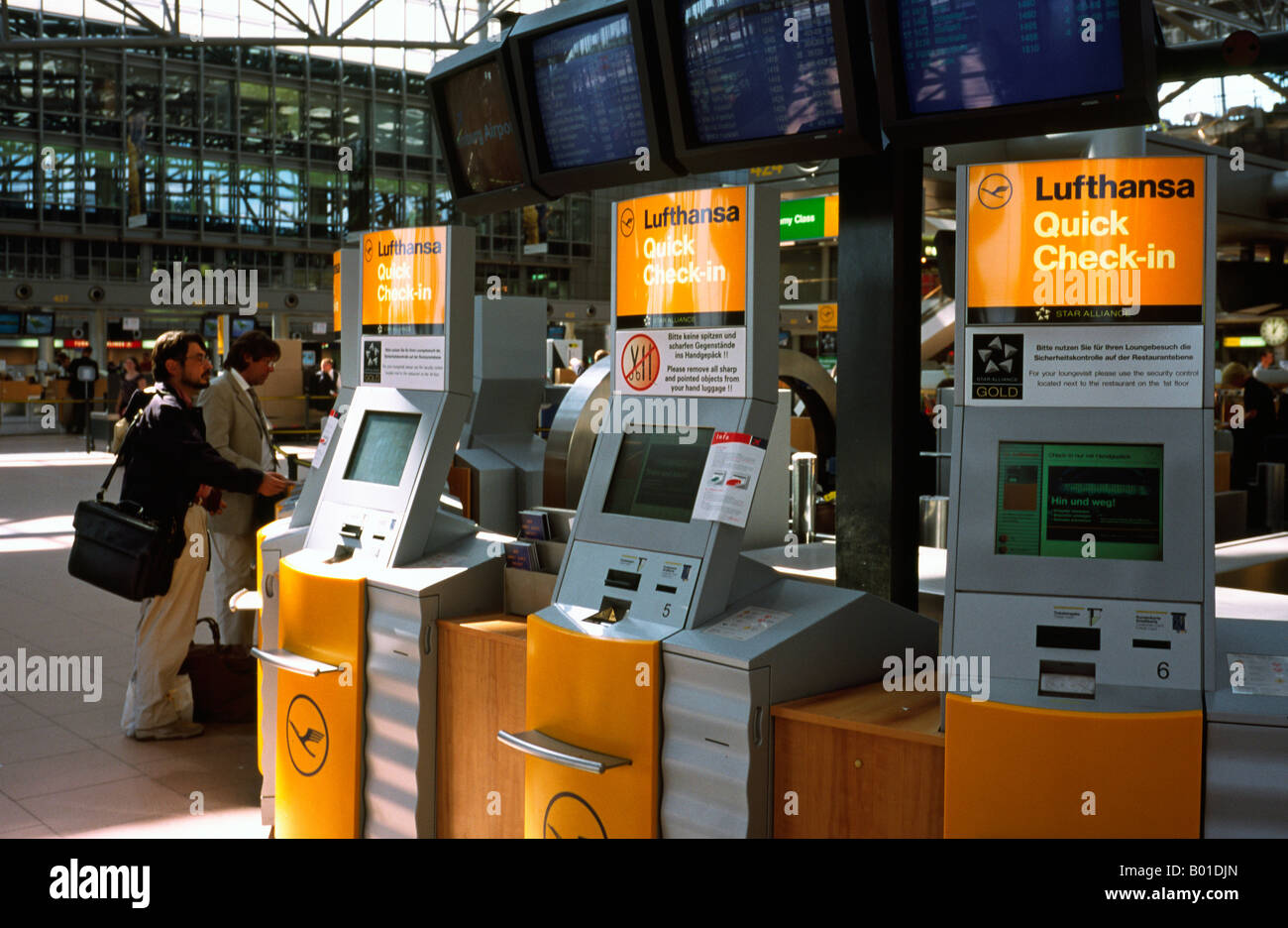5. September 2003 – Selbsttest durch Fluggäste der Lufthansa im Gerät am Hamburger Flughafen. Stockfoto
