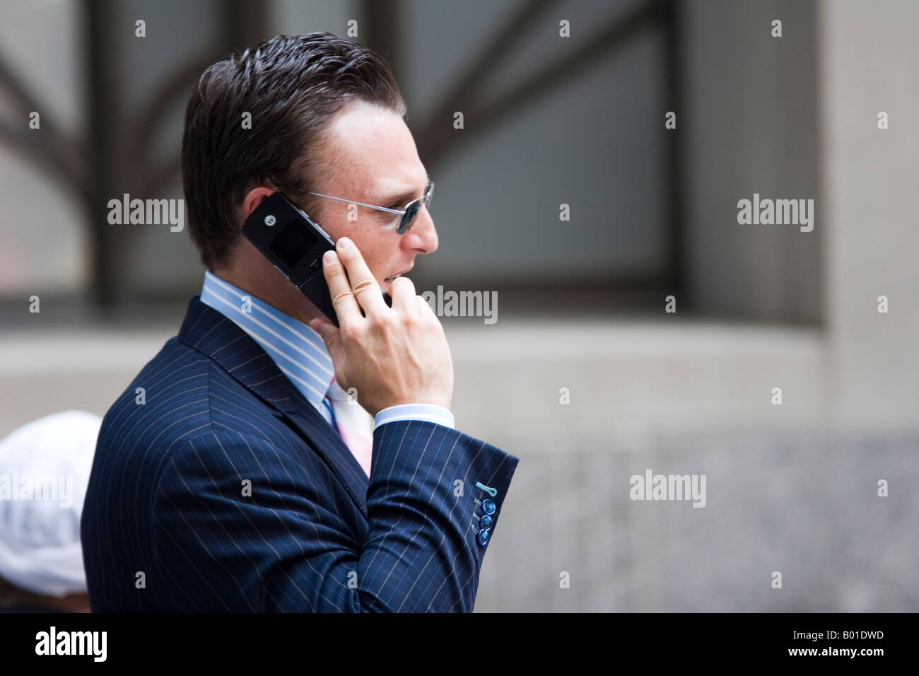 Ein Mann erzählt über ein Handy neue Wall Street in New York City, New York, USA Stockfoto