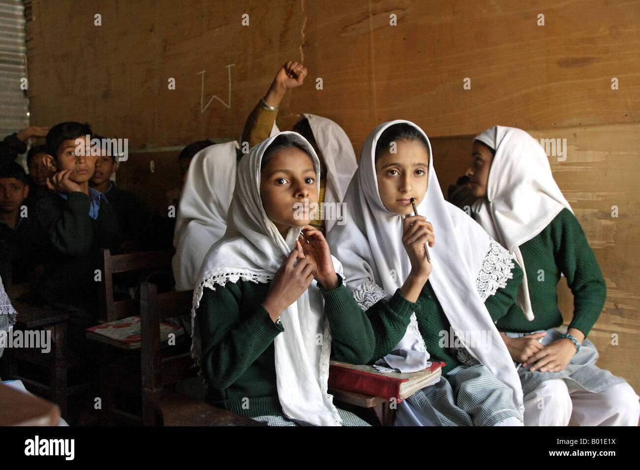 Kinder während des Unterrichts im Bereich "Erdbeben" in Neilee, Pakistan Stockfoto