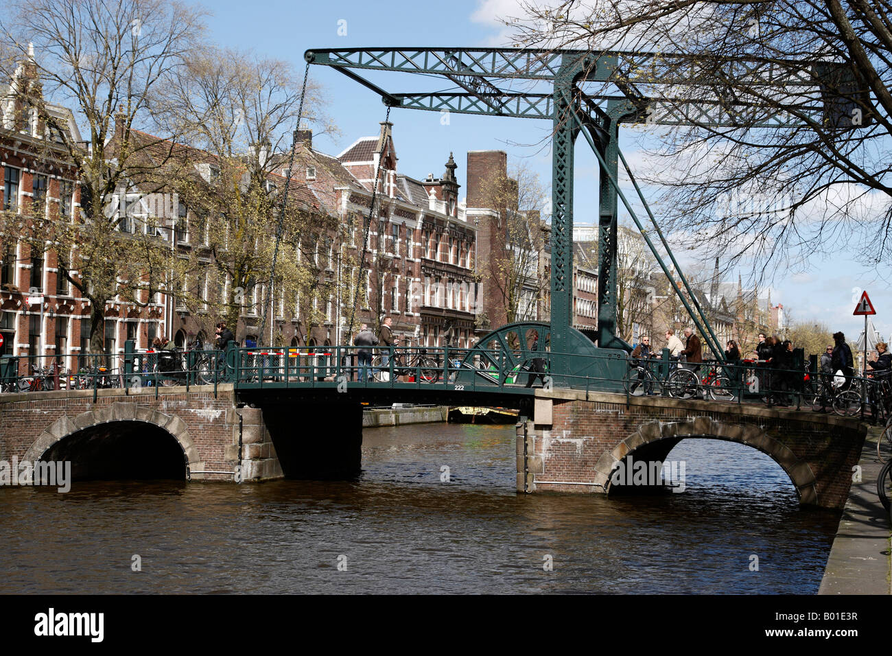 Aufzug Kanalbrücke über Kloveniersburgwal Kanal innerhalb der Universität Stadtteil Amsterdam Niederlande Holland Nordeuropa Stockfoto