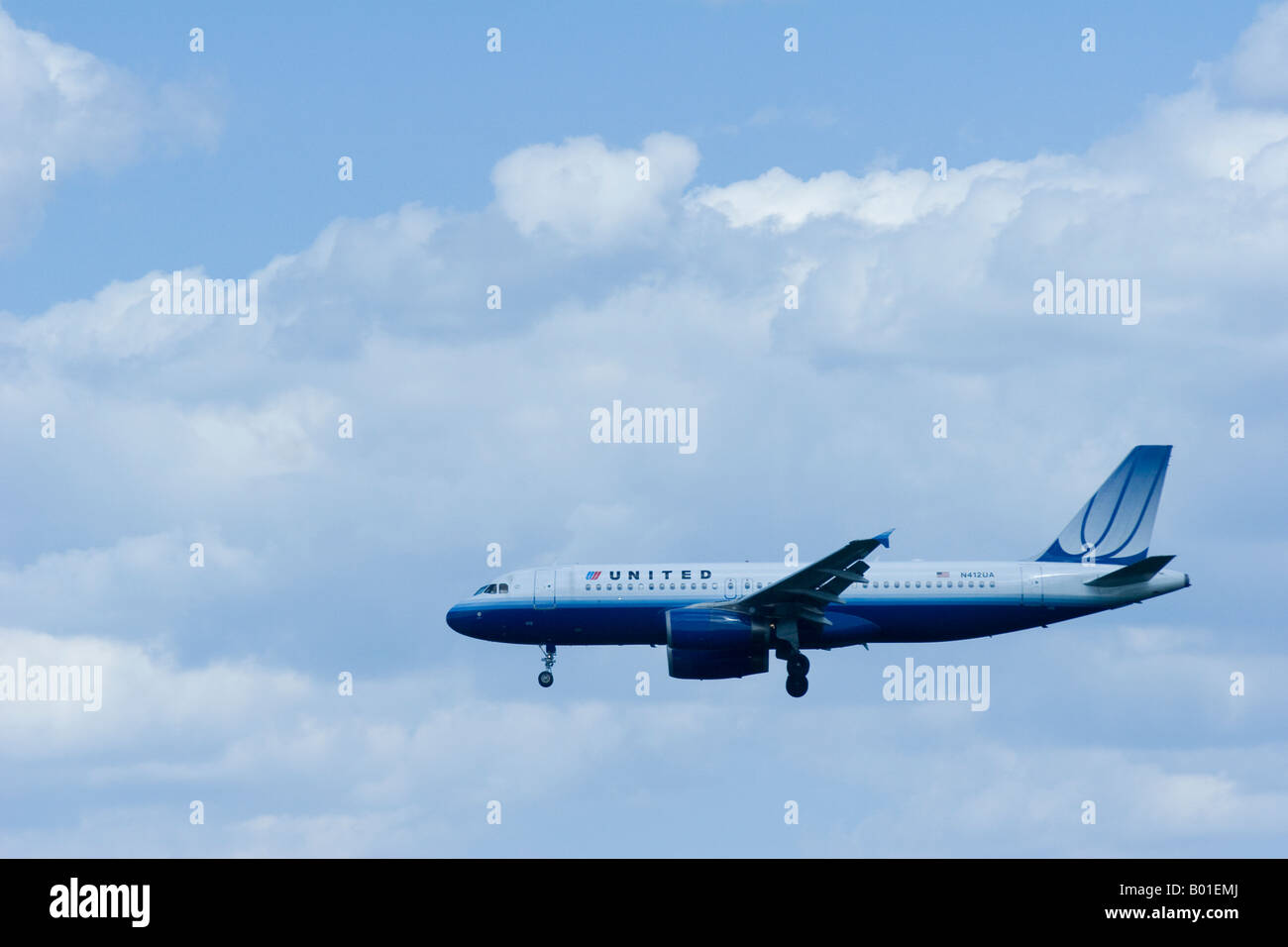 United Airlines Jet kommt zur Landung am Washington Dulles International Airport in Dulles, Virginia. Stockfoto