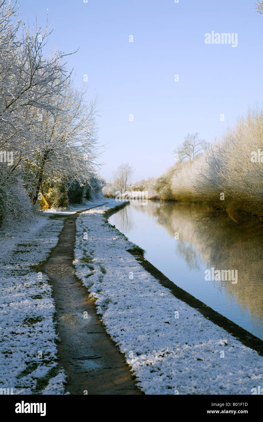 Stretton Kanal mit Schnee Stockfoto