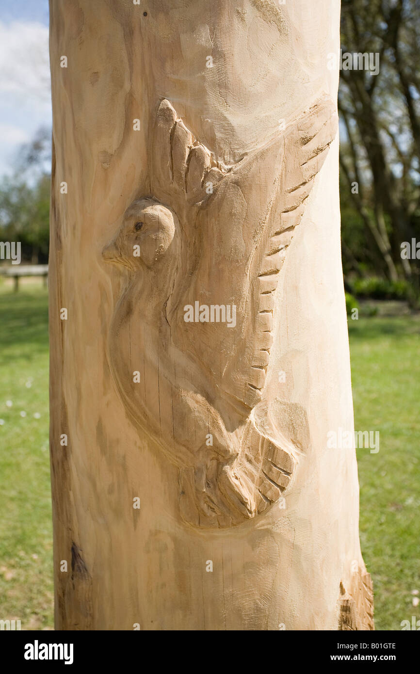 Holzschnitzerei eines Ducks auf einem Totempfahl im RSPB Nature Reserve, Pulborough Brooks, West Sussex, England, Großbritannien Stockfoto