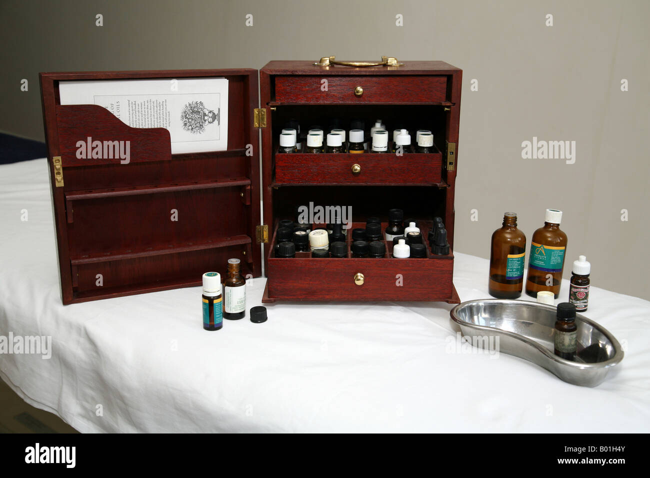 Eine Reihe von ätherischen Ölen für den Einsatz bereit Stockfoto