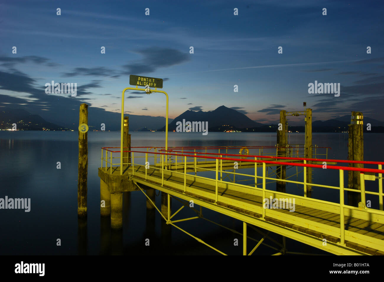 Pier in der Morgendämmerung in Stresa - Lago Maggiore Italia Stockfoto