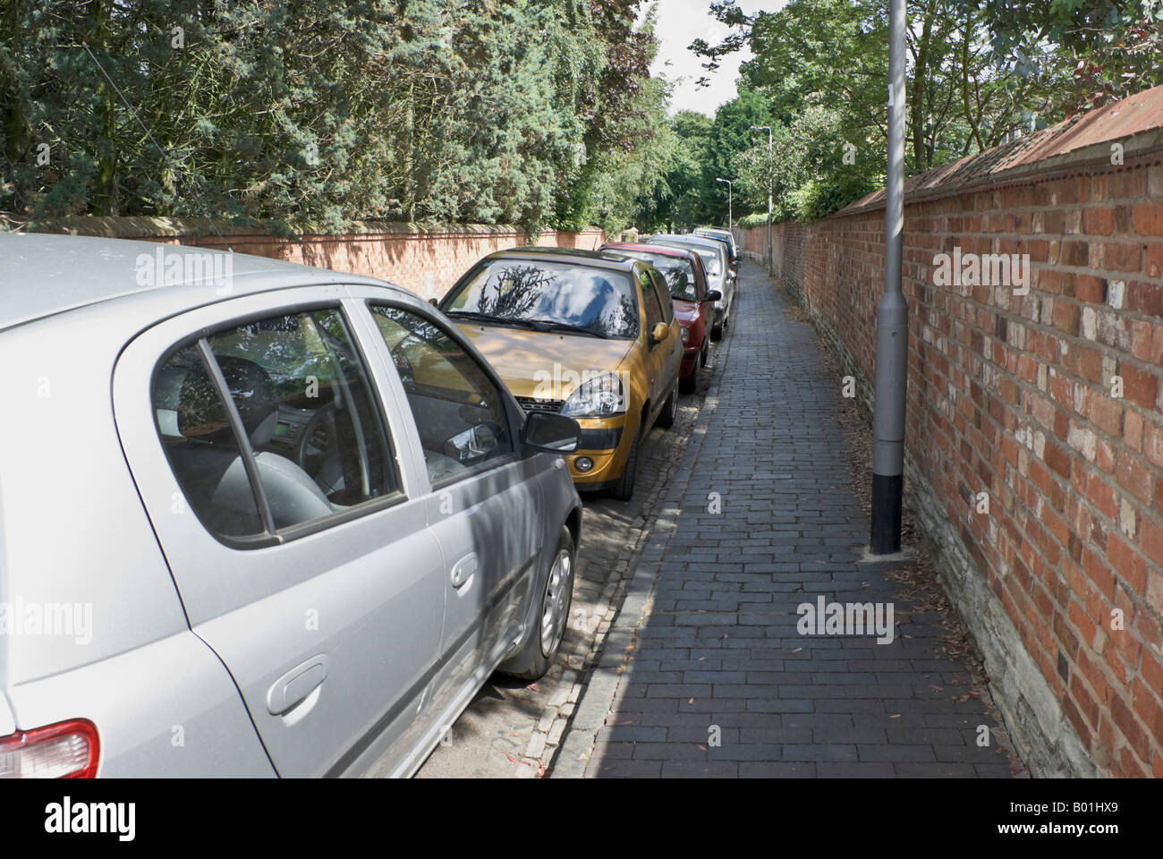 Autos parken in engen stree Stockfoto