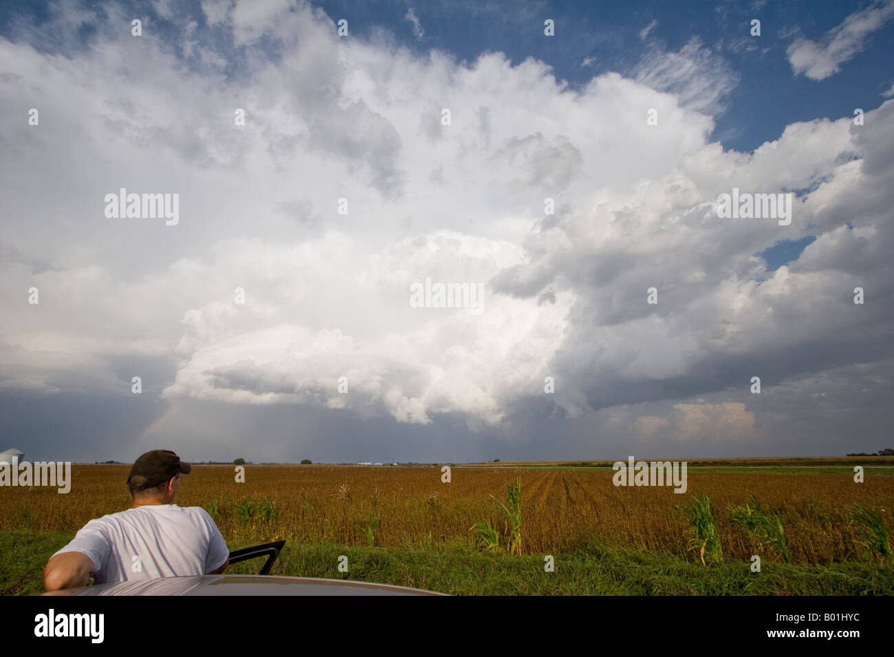 Storm Chaser Darren Addy Uhren eine Ferne schwere Gewitter in Minden, Nebraska, 16.09.2006. Stockfoto