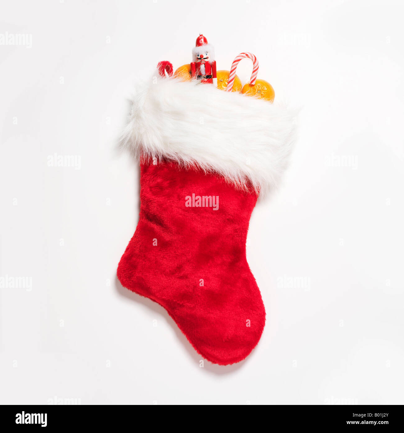 Weihnachts-Strumpf mit verschiedene Leckereien und Süßigkeiten gefüllt Stockfoto