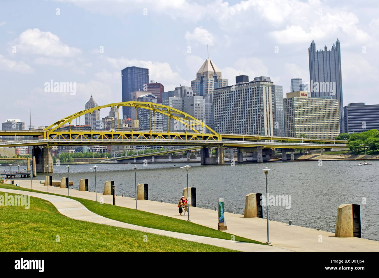 Von Roberto Clemente Park von Fort Duquesne Brücke und Pittsburgh City anzeigen Stockfoto